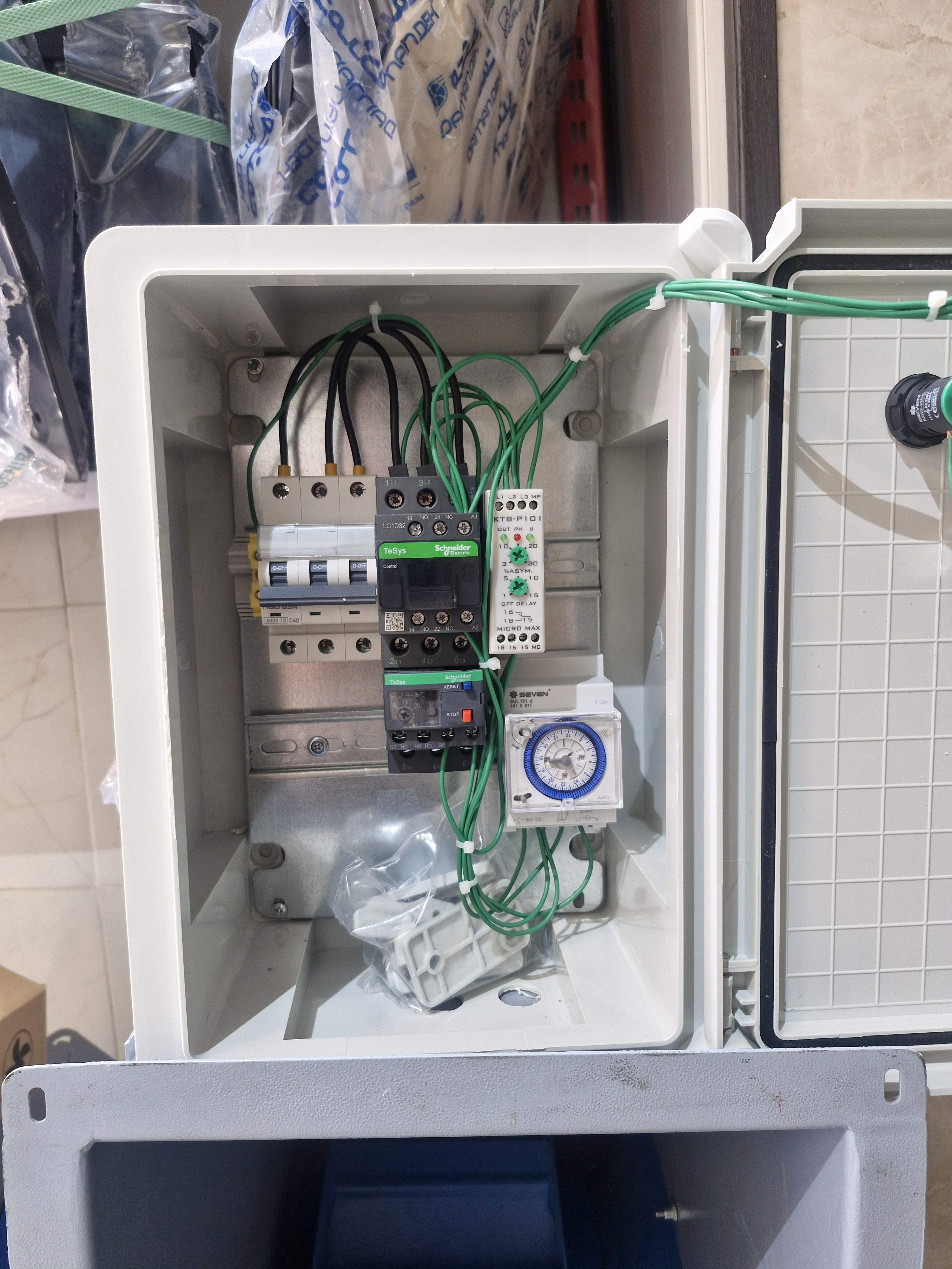 سایز تابلو ۲۵در ۳۵ ۴کیلوات قدرت تا ۵نیم اسب جواب میده هر کیلواتی بگید میسازیم هماهنگی واتس اپ